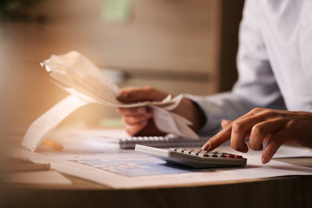 A bookkeeper helping a business in Bronx