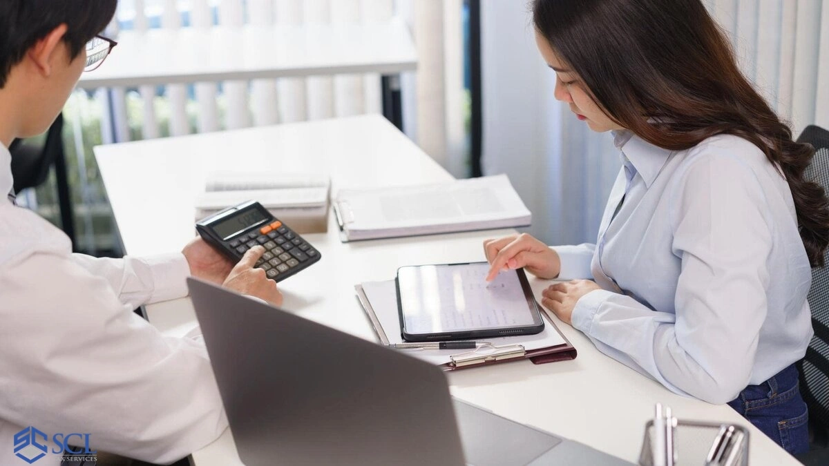 A man consulting to a tax accountant to reduce tax return